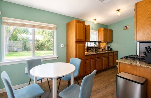 New Territories House | Cozy Home | Pool Table & 2 Arcade Games | Enclosed Backyard