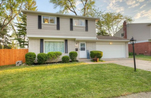 Farmington Hills House | Cozy home sleeps 10, fire-pit, entertaining space