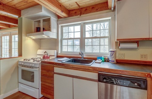 Moretown House | Cozy home w/great deck, jetted tub & fireplace - watch the leaves change