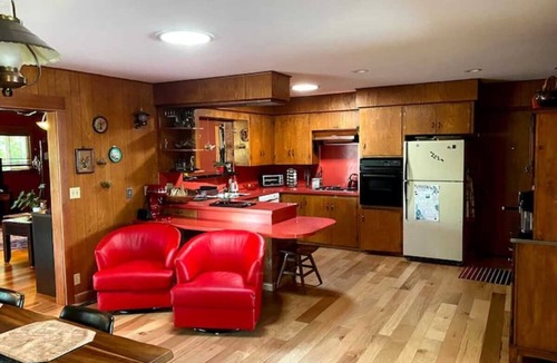 Myrtletown House | COZY: hot tub, pool table, horseshoes, fire pit!