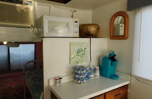 Rock Harbor Boat Rental | Cozy House Boat in Charming on NOrris Lake in New Tazewell with AC, WiFi