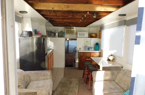 Rock Harbor Boat Rental | Cozy House Boat in Charming on NOrris Lake in New Tazewell with AC, WiFi