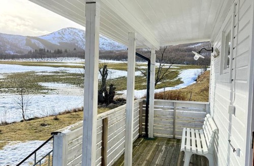 Bostad House | Cozy House by the Lake
