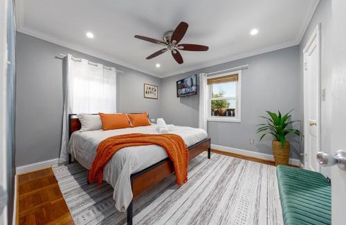 Arlington Heights Villa | Cozy House, Pool Table and Parking, Mins to DC