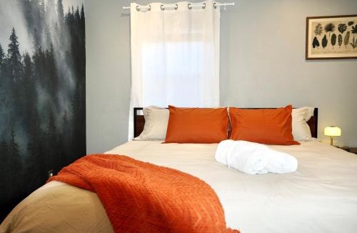 Arlington Heights Villa | Cozy House, Pool Table and Parking, Mins to DC