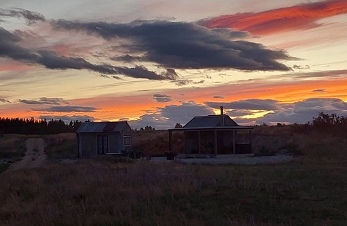 Cambrians Cabin | Cozy hut style accommodation a short stroll from the river.