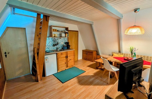 Eibenstock Cabin | Cozy hut 'Tannengrün' in the middle of the forest. Pet friendly!