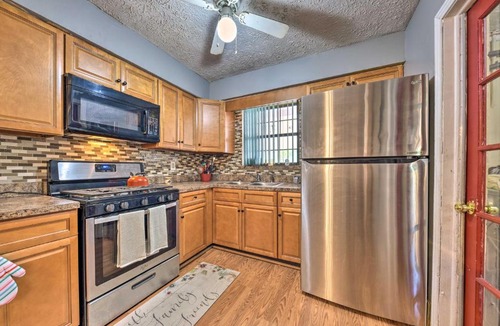 Northside House | Cozy Jacksonville Home w/Yard ~ 8 Mi to Dtwn