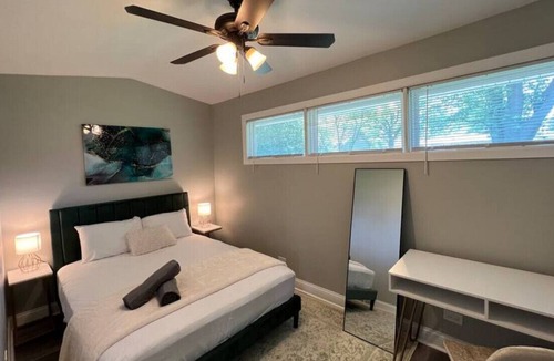 Highland Hills House | Cozy King bed, Free Wi-Fi Modern Lombard Home