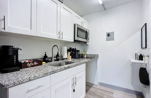 Highlands Apartment | Cozy King Studio | 5 Min to Zoo, JU & DT