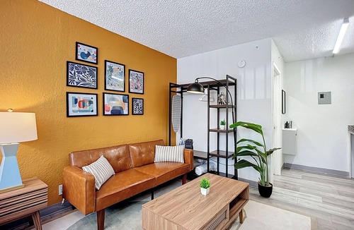 Highlands Apartment | Cozy King Studio | Zoo, DT & Jacksonville U