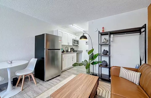Hollyford Apartment | Cozy King Studio | Near Zoo & Downtown