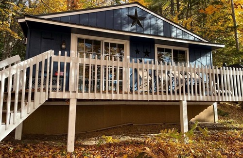 Iron River Cottage | Cozy, lake front cabin on beautiful Stanley Lake