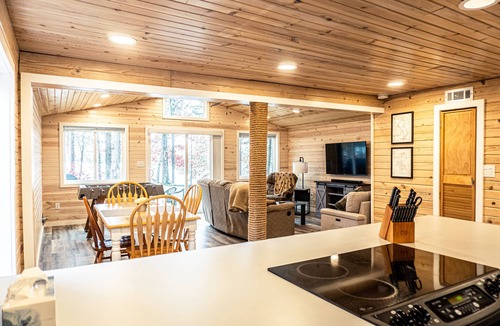 Elcho Cottage | Cozy Lake Front Cottage, Escape with Amenities