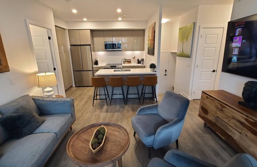 Innisfil Condo | Cozy Lake Simcoe 2 bedroom condo with a garden walkout to the boardwalk/Pier.