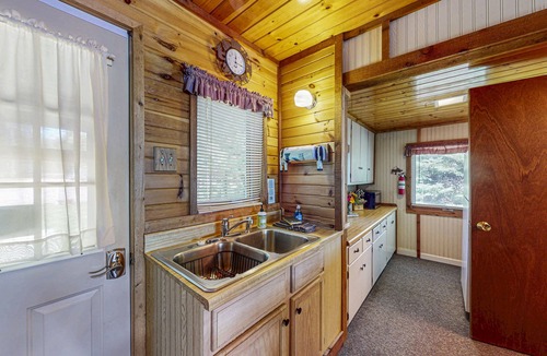 Eagle River House | Cozy, lakefront cottage w/a firepit,kayak,shared patio, gas grill, & free WiFi