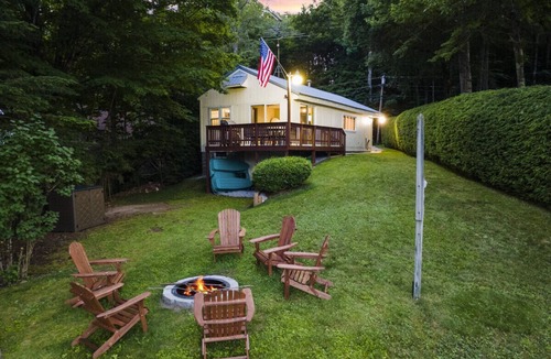 Washington House | Cozy Lakefront Cottage
