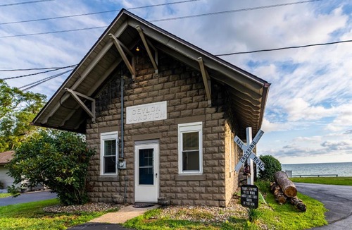 Huron House | Cozy Lakefront Cottage