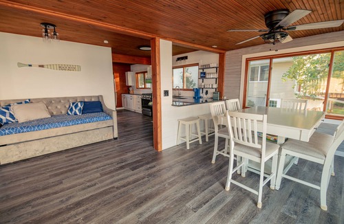 Shawano Cottage | Cozy Lakefront Cottage — Sunsets, Kayaks, Fishing, Paddleboards, Water Mat