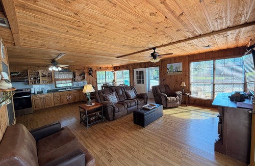 Pointblank Cabin | Cozy Lakefront Getaway On Lake Livingston.