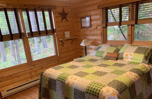 Ely Cabin | Cozy Lakefront Log Home