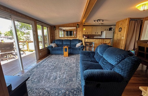 Isle Cabin | Cozy Lakefront Mille Lacs Cabin: Amazing Sunsets, Kayaks & Walk to Downtown Isle