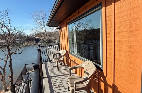 Osage Beach Cabin | Cozy Lakefront Penthouse Suite