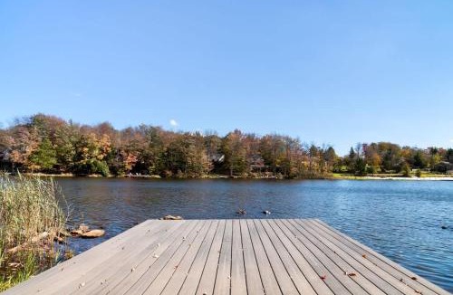Tobyhanna House | Cozy Lakefront Poconos Cabin Hot Tub Kayaks