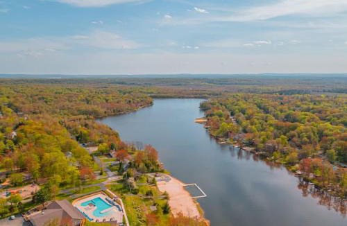 Tobyhanna House | Cozy Lakefront Poconos Cabin Hot Tub Kayaks