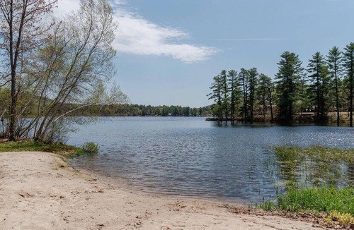 Brownfield Cottage | Cozy Lakehouse near N. Conway Beach Access, Canoe, Fire Pit, Grill & Pool Table