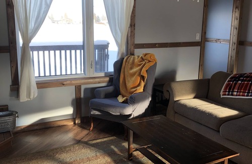 Division No. 3 Cabin | Cozy lakeside cabin 30 minutes from Waterton National Park