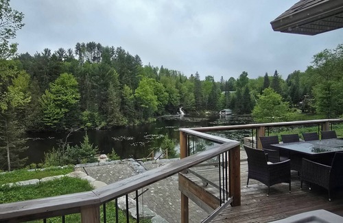 Weslemkoon Cottage | COZY LAKESIDE FALL COTTAGE