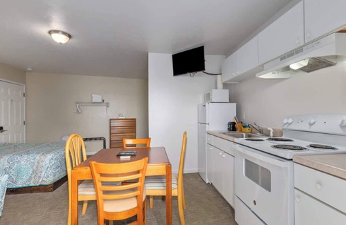 Lake City Apartment | Cozy Lakeview suite with Kitchenette