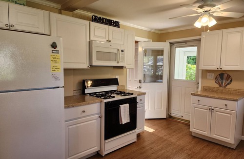 Lexington Cottage | Cozy Lexington Cottage! Stroll down to the sandy beach of Lake Huron!