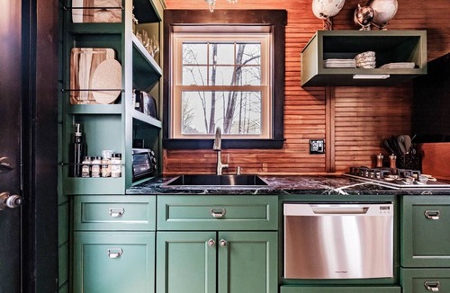Bridgton House | Cozy Library Tiny Home *Private Hot Tub* King Bed *Minutes to Lakes & Hiking