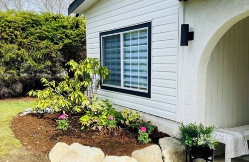 Comox Apartment | Cozy Little Nest, steps from the beach