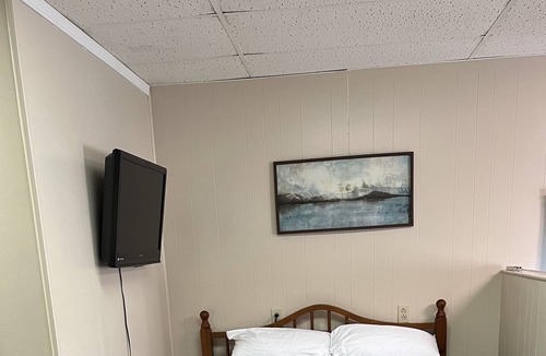 Ashtabula Apartment | Cozy little studio apt within 2 miles of lakeshore park!