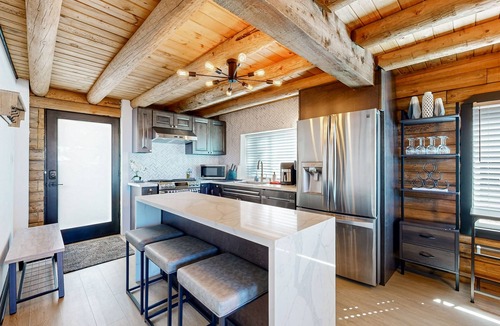 Running Springs Ski Chalet | Cozy lodge, fire place, balcony, full kitchen, great views, wifi, parking