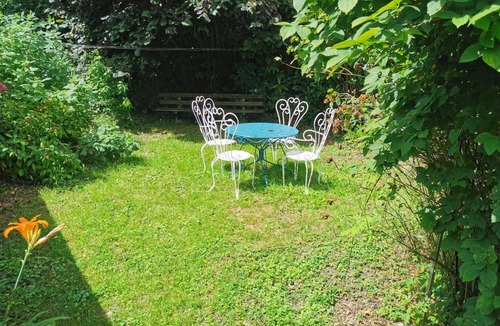 Fontenay-le-Fleury Cottage | Cozy lodging near Paris with private garden and WIFI