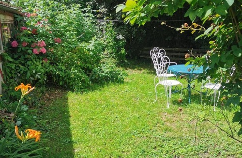 Fontenay-le-Fleury Cottage | Cozy lodging near Paris with private garden and WIFI