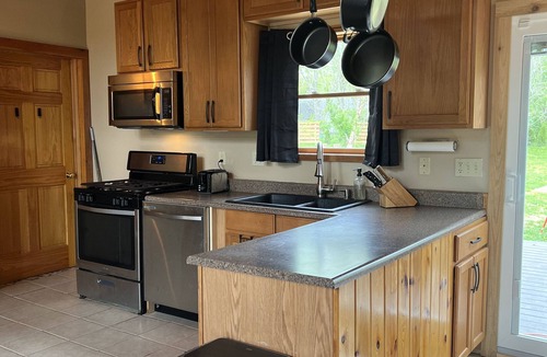 Portage Cabin | Cozy Log Cabin Near Indiana Dunes & Lake Michigan!