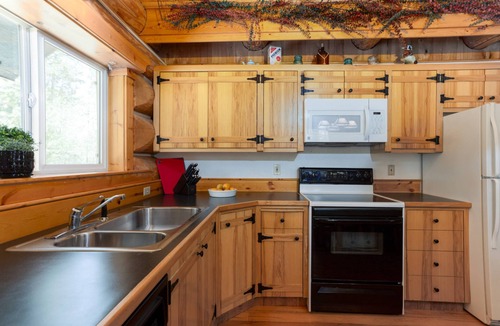 Oregon Water Wonderland House | Cozy Log Cabin on Quiet Cul-de-sac, Trails, River Nearby, 3 Mi from Sunriver, Covered Front Porch