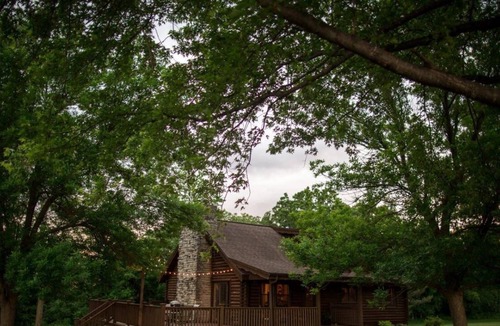 Fort Atkinson Cabin | Cozy Log Cabin On Secluded Acreage ~ Located Outside Of Fort Atkinson, Iowa