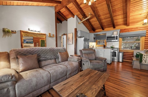 Running Springs Cabin | Cozy Log Cabin w/Hot Tub, Mountain Views+King Beds