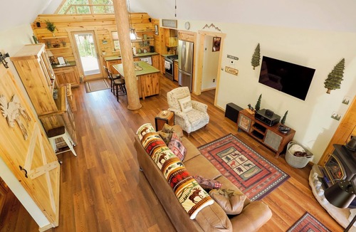 Black Hawk Cabin | Cozy Log Cabin w/Private Lake & State Park Access! Jacuzzi, Sauna, Kayaks!