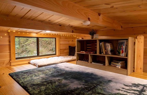 Allegheny Mountains House | Cozy Log Cabin with a Hot Tub near Seneca Rocks, West Virginia - Perfect for a Romantic Glamping Getaway to the Mountains