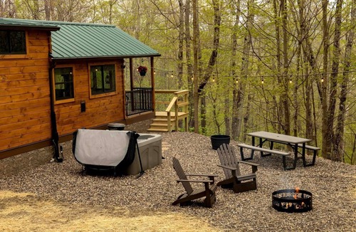 Allegheny Mountains House | Cozy Log Cabin with a Hot Tub near Seneca Rocks, West Virginia - Perfect for a Romantic Glamping Getaway to the Mountains
