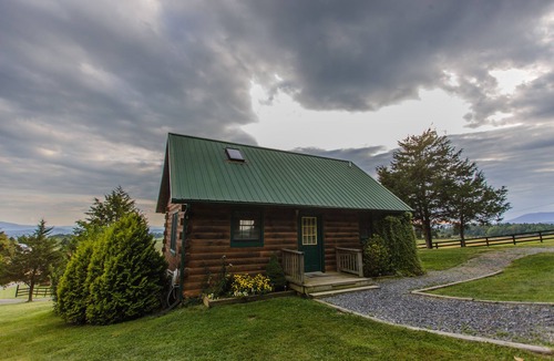 Lexington Cabin | Cozy Log Cabins close to VMI, W&L,VHC & downtown historic Lexington.Dog friendly