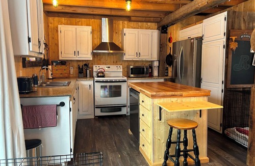 Coaticook Regional County Municipality House | Cozy log home on 4 FULLY-FENCED acres with pond—perfect peaceful getaway 🐾