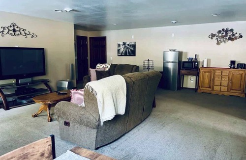 Stratford Apartment | Cozy Lower Level | Fireplace | 30 min Granite Peak